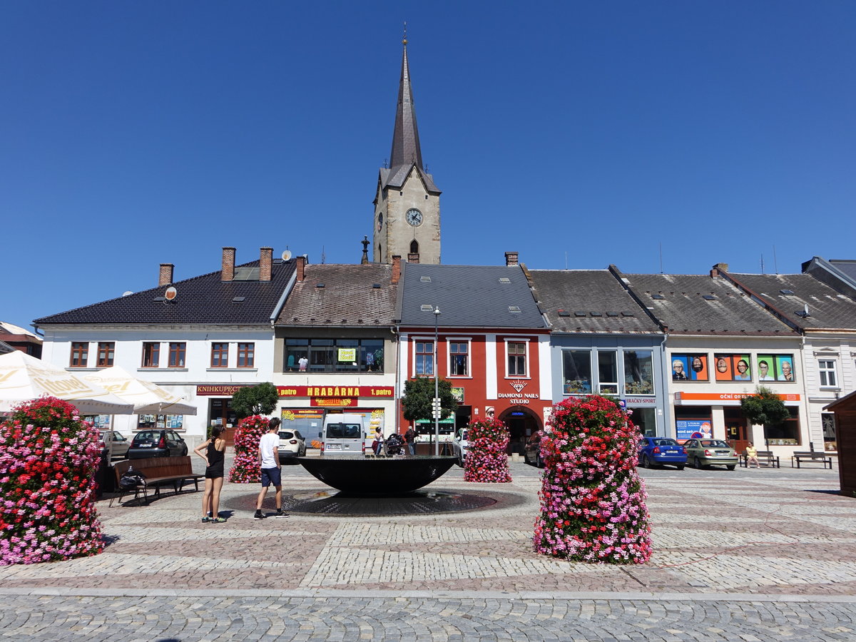 Mohelnice / Mglitz, Brunnen und Kirchturm der St. Thomas Kirche am Namesti Svobody (01.08.2020)