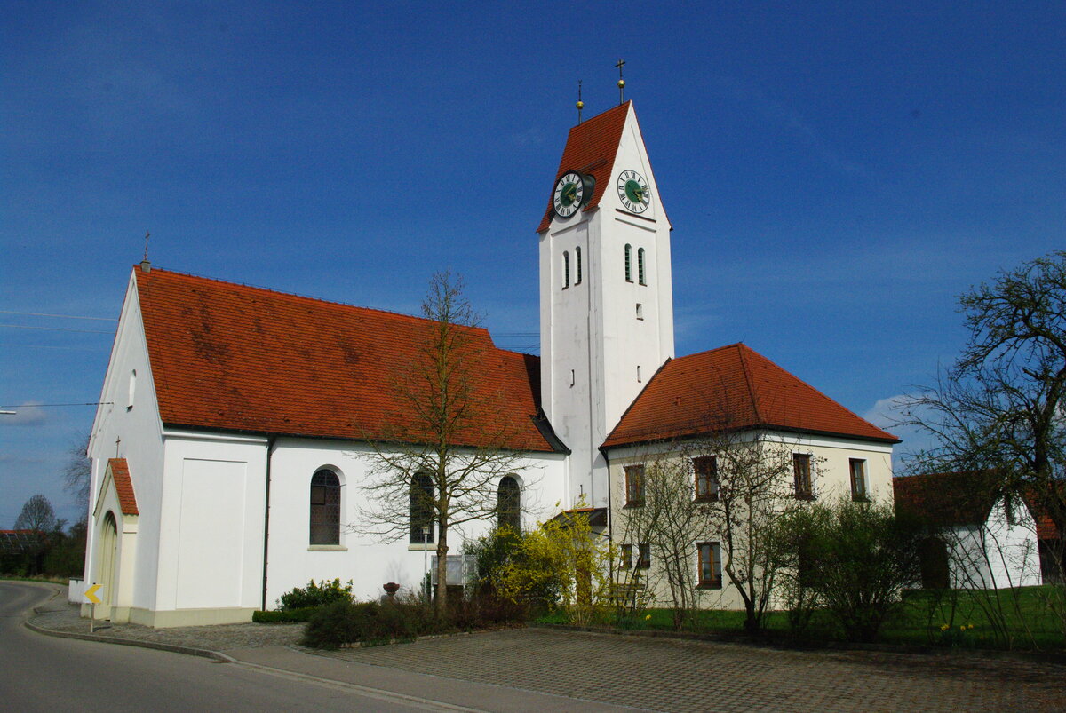 Mohrenhausen, Pfarrkirche St. Leonhard, Saalbau mit flacher Stichkappentonne und eingezogenem Chor, sptgotisch, Umbau von 1720 bis 1730, erweitert 1860 (05.04.2011)