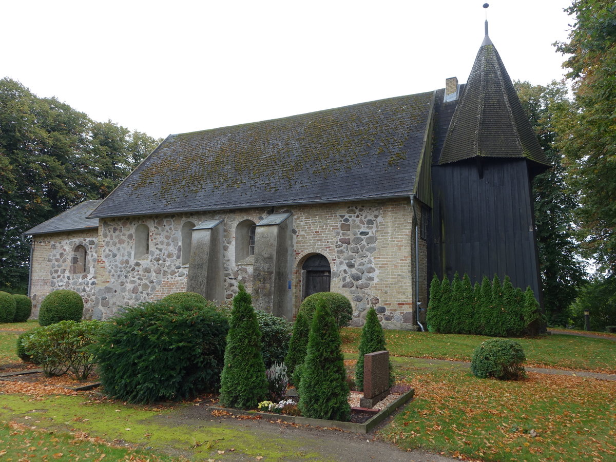 Moldenit, evangelische St. Jakobus Kirche, Feldsteinkirche aus dem 12. Jahrhundert, hlzerner Kirchturm von 1586 (25.09.2020)