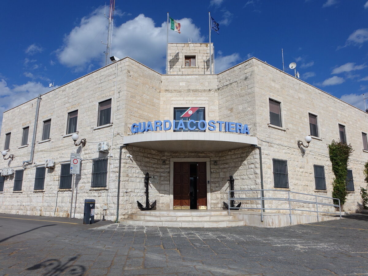 Molfetta, Capitaneria di Porto am Hafen (27.09.2022)