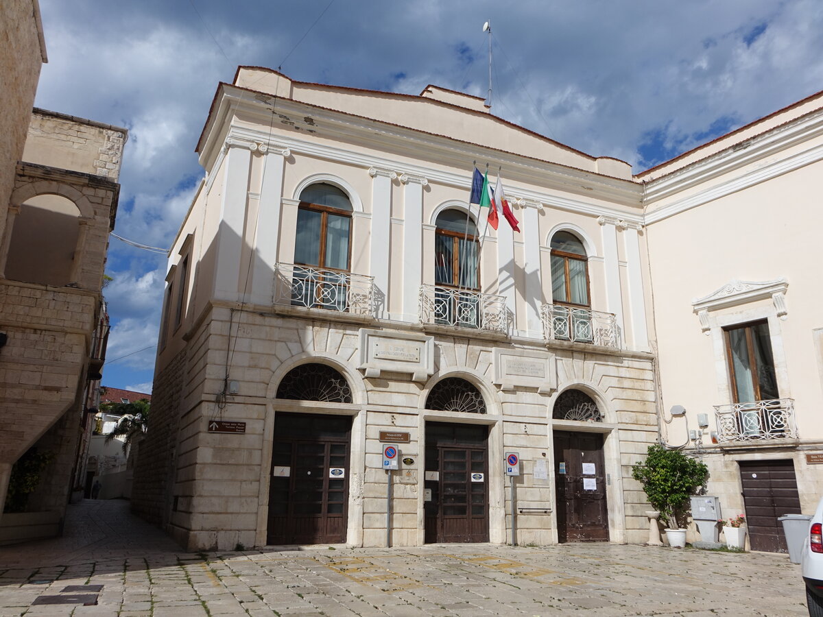 Molfetta, Palazzo de Citta an der Via Morte, erbaut im 16. Jahrhundert (27.09.2022)