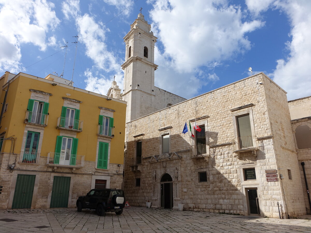 Molfetta, Pfarrkirche San Pietro und Rathaus an der Via Morte (27.09.2022)