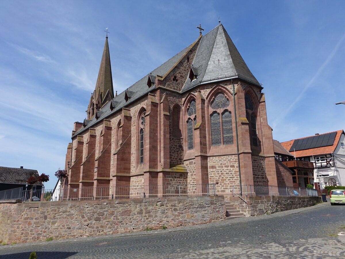 Momberg, neugotische St. Johannes Kirche, erbaut 1870 (15.05.2022)