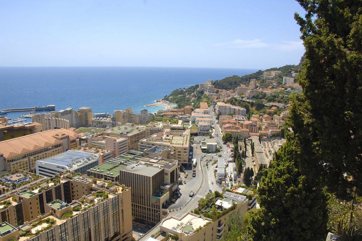 Monaco vom Jardin Exotique aus gesehen. Aufnahmedatum: 26. Juli 2015.