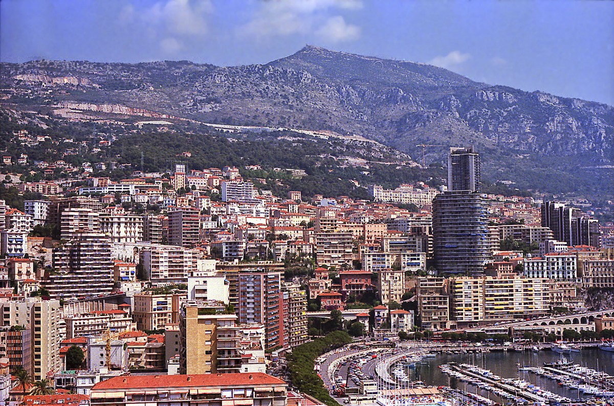 Monaco von Place du Palais aus gesehen. Aufnahme: Juli 1986 (digitalisiertes Negativfoto).
