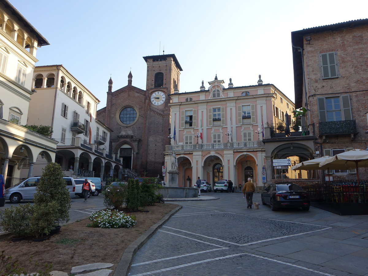 Moncalieri, Rathaus und Kirche St. Maria della Scala an der Piazza Vittorio Emanuele II. (04.10.2018)