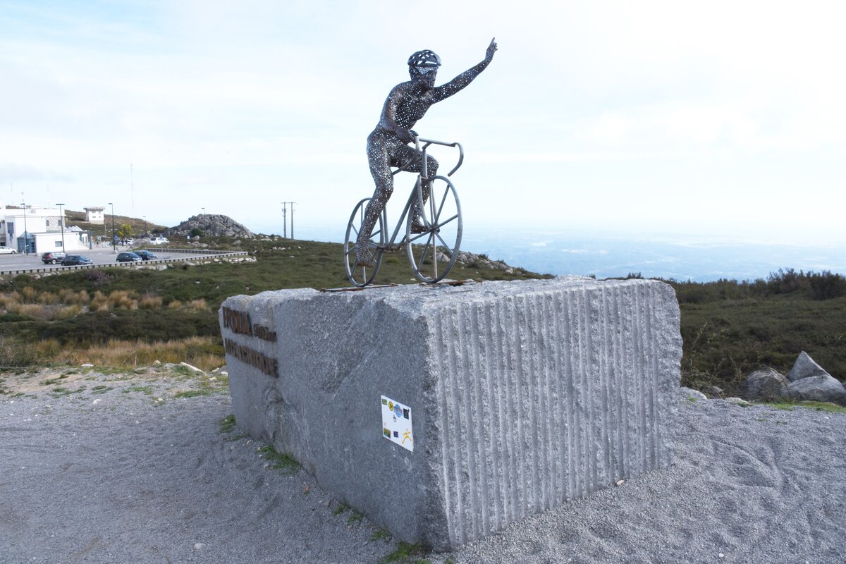 MONCHIQUE, 16.02.2022, Denkmal fr den unermdlichen Radfahrer, der sogar auf einen 902 m hohen Berg, den Foa, hinauffhrt