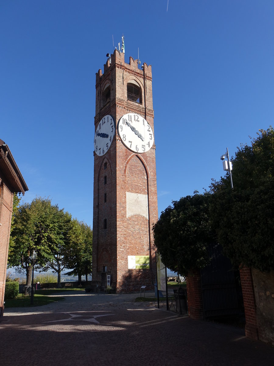 Mondovi, Torre dei Bressani am Belvedere, erbaut im 14. Jahrhundert (03.10.2018)