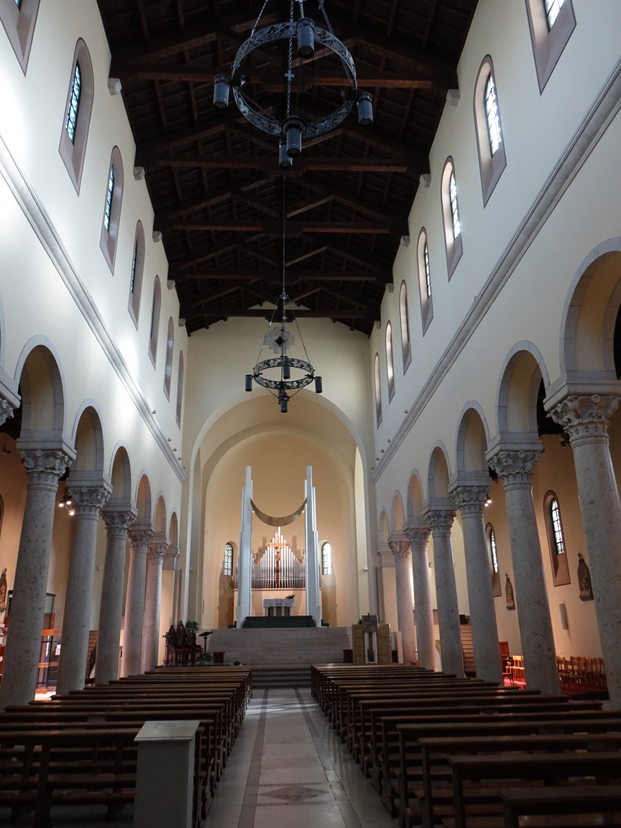 Monfalcone, Innenraum der Pfarrkirche St. Ambrogio, erbaut im 14. Jahrhundert, Ausstattung von 1767 (19.09.2019)