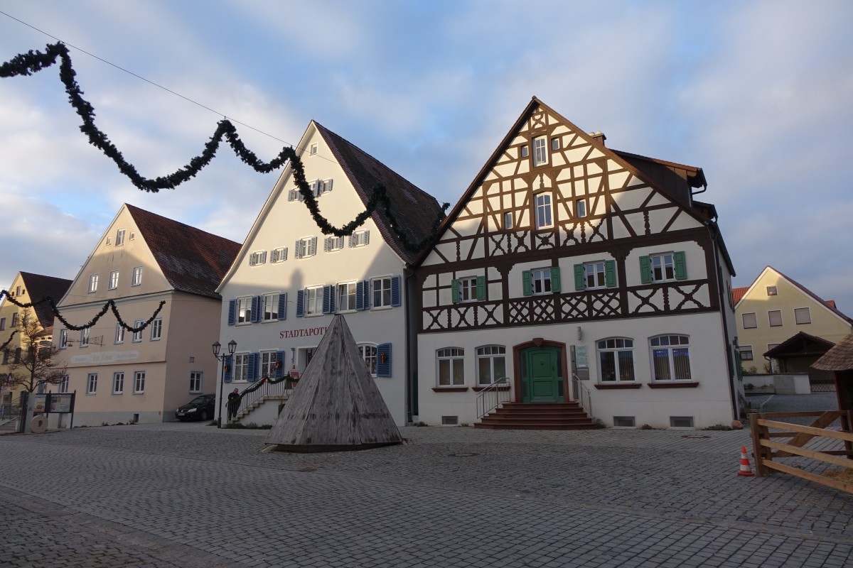Monheim, Gasthof zur Krone und Stadtapotheke am Marktplatz (24.12.2014)