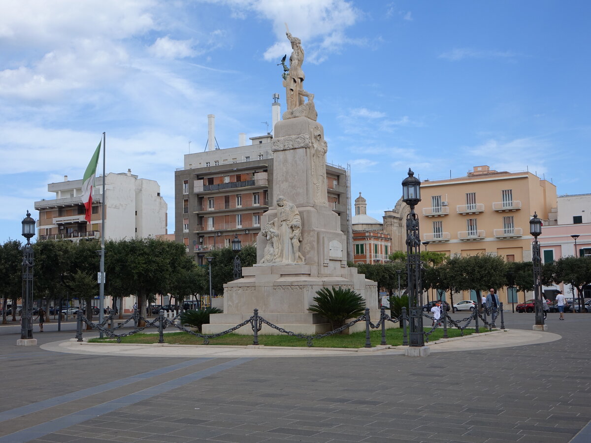 Monopoli, Denkmal an der Piazza Vittorio Emanuele II. (28.09.2022)