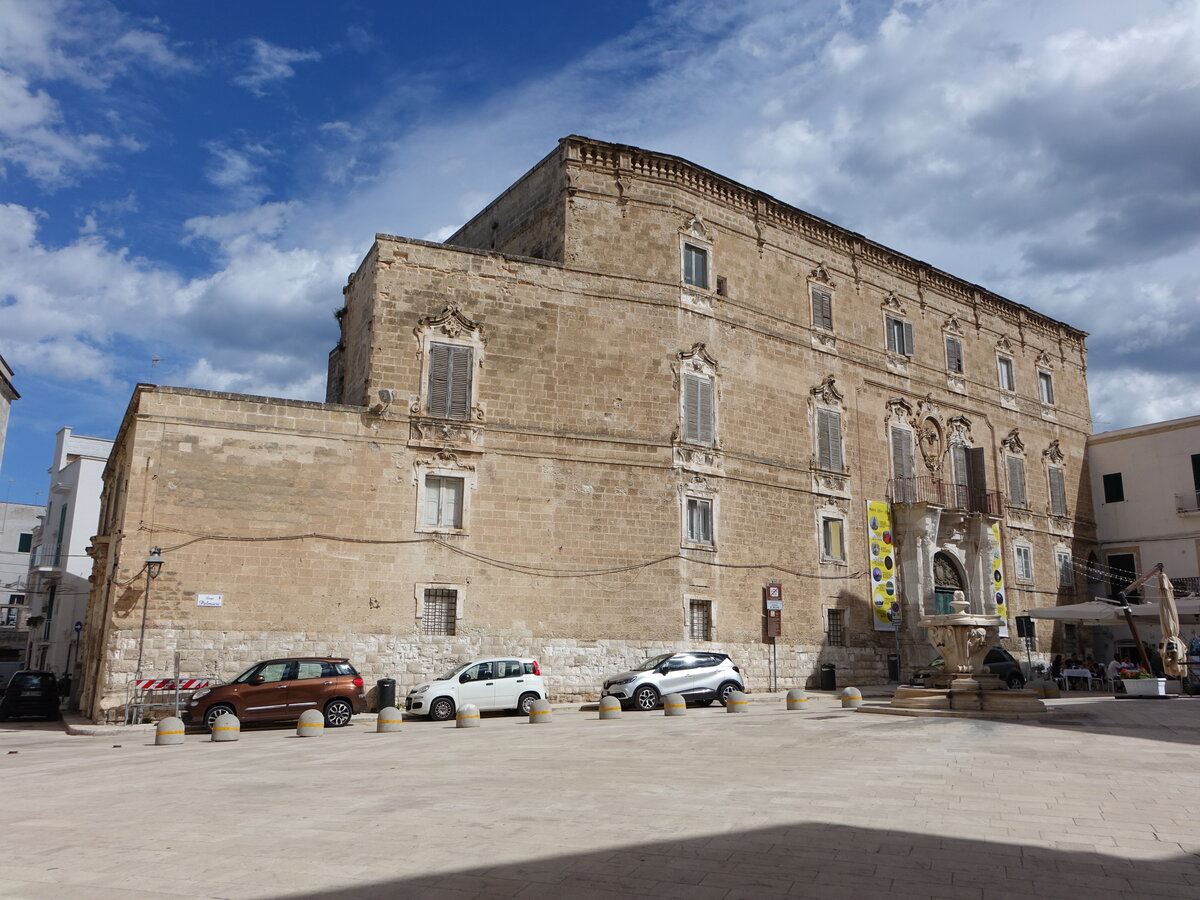 Monopoli, Palazzo Palmieri an der Piazza Palmieri (28.09.2022)