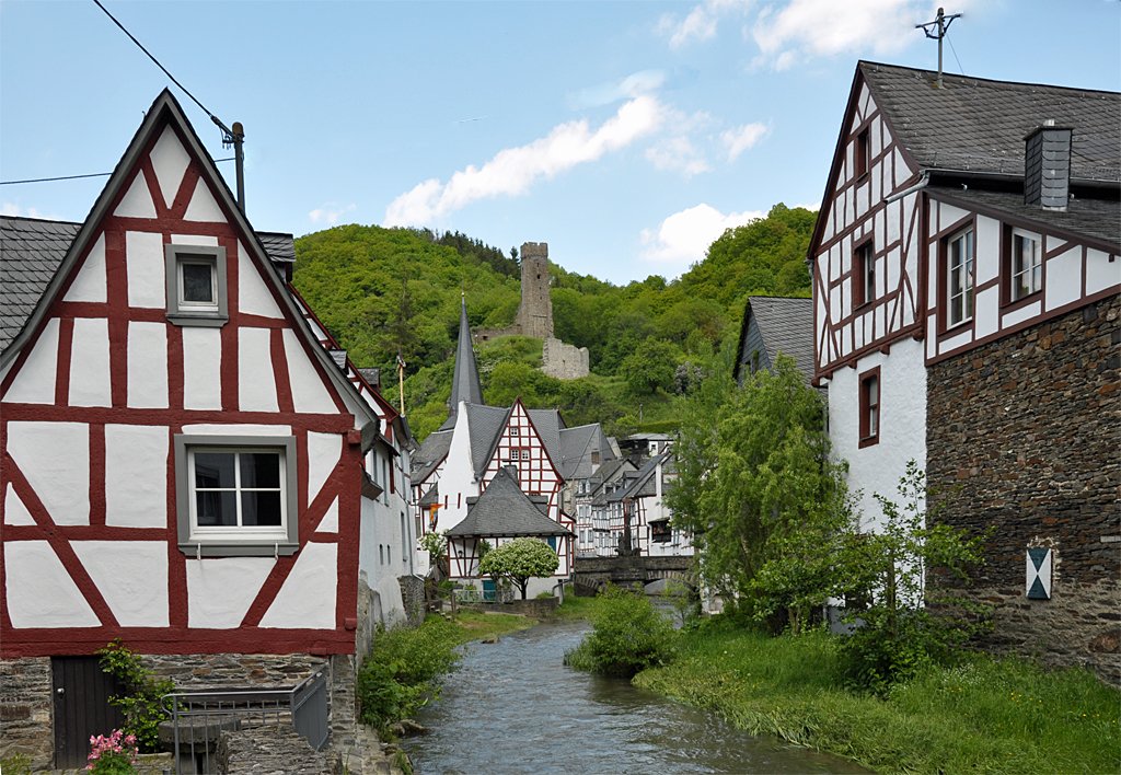 Monreal - Blick auf die Philippsburg-Ruine - 28.05.2013