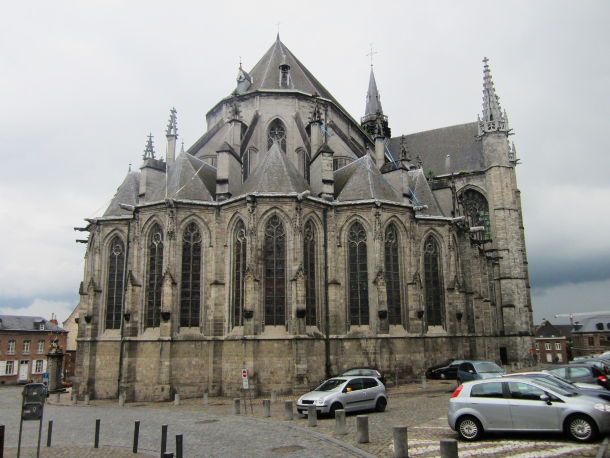 Mons, Kollegiatskirche Saint-Waudru, die Waltrudiskirche wurde von 1460 bis 1589 im Stil der Gotik erbaut (29.06.2014)