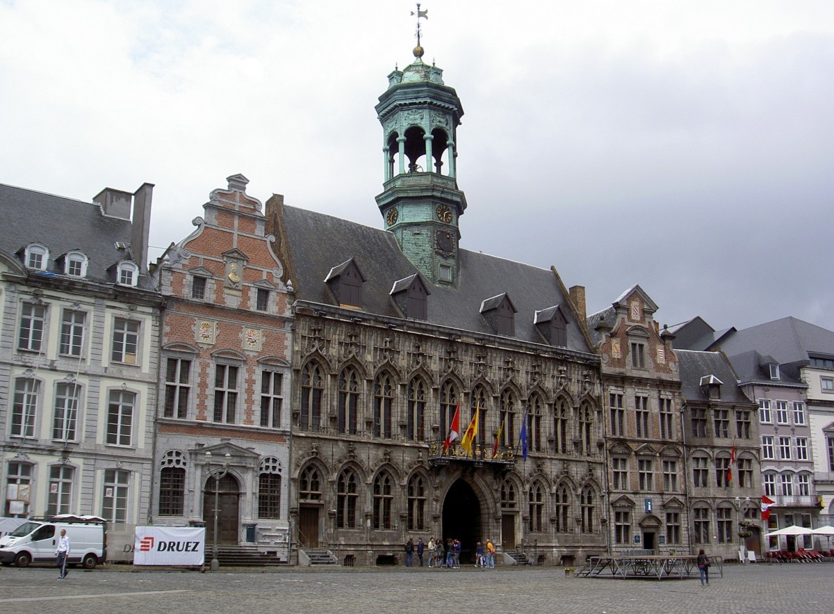 Mons, sptgotisches Rathaus, erbaut von 1440 bis 1443 (29.06.2014)