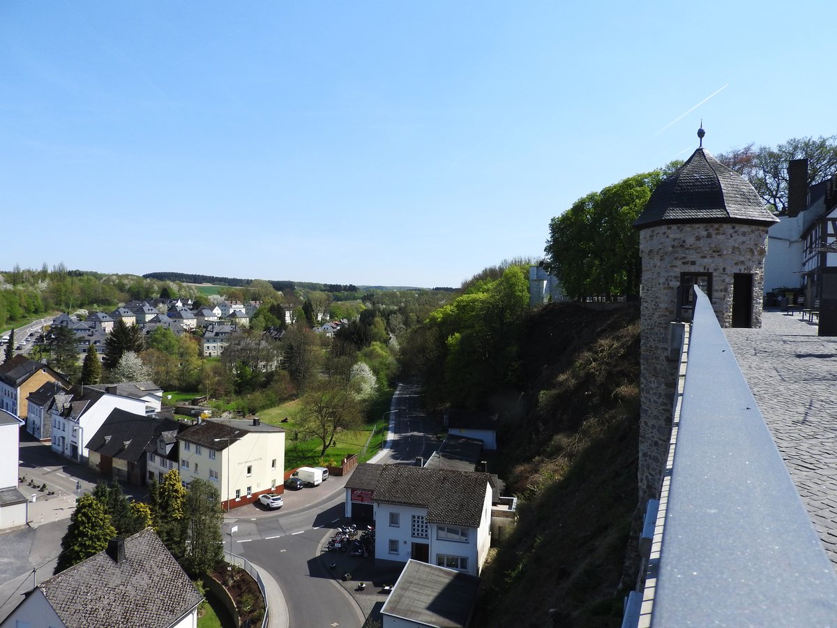 MONTABAUR/WESTERWALD MIT STADTMAUERTURM  SCHIFFCHEN 
In der ber 1000-jhrigen Westerwaldstadt,959 erstmals urkundlich erwhnt,findet man nur wenige Schritte
hinter der belebten Innenstadt-Fugngerzone in der Judengasse die Reste der mchtigen und hohen
Stadtmauer mit dem  Schiffchen -Turm,der neben seiner militrischen Funktion auch als Haftort fr Brger
diente,die wegen kleinerer Delikte bestraft wurden- von hier fllt der Blick auf die Unterstadt und ins
SAUERTAL,ber viele Jahrhunderte der Hauptverkehrsweg in die Stadt...hier am 20.4.2018