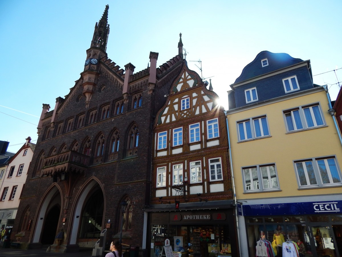 MONTABAUR//Westerwaldkreis hat neben seinem Schloss mit dem gelben Anstrich,von der Autobahn gut sichtbar,eine herrliche Innenstadt mit viel Fachwerk,einer mchtigen Stadtmauer auch ein fr den Westerwald seltenes neugotisches Rathaus zu bieten,
am 22.3.2014 fotografiert....