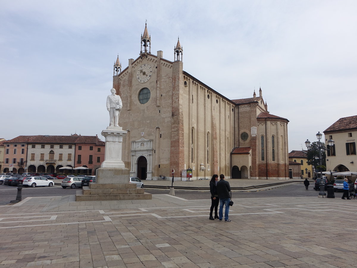 Montagnana, Dom St. Maria, Piazza Vittorio Emanuele, erbaut von 1432 bis 1502, Marmorportal von 1527 (29.10.2017)