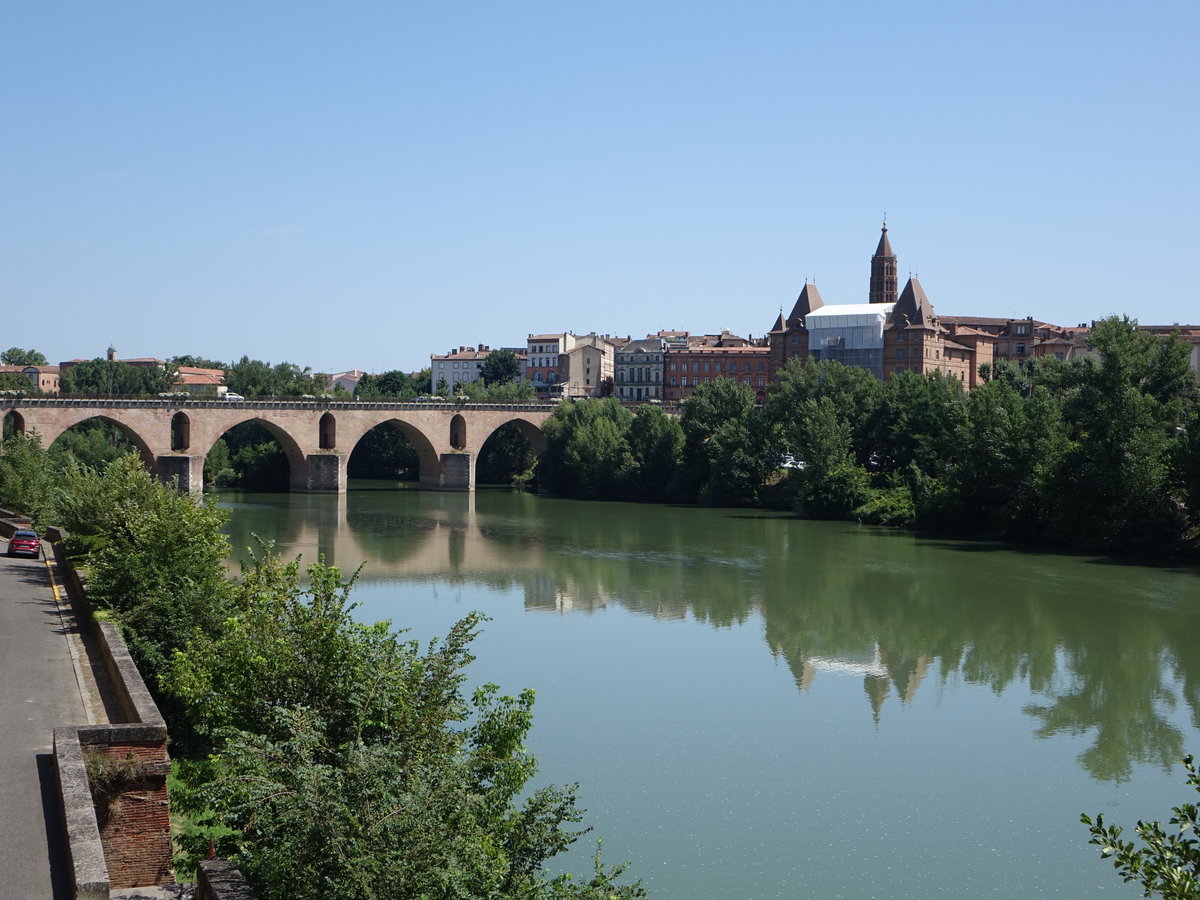 Montauban, Blick auf die Brcke Pont Vieux und dem Schloss an der Tarn (29.07.2018)