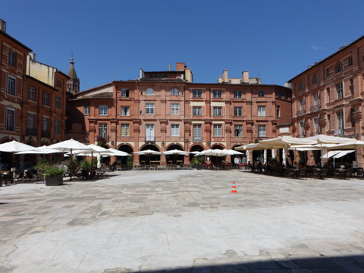 Montauban, Gebude am Place Nationale, Zwei Joche tiefe gewlbten Laubengnge umziehen den Platz (29.07.2018)