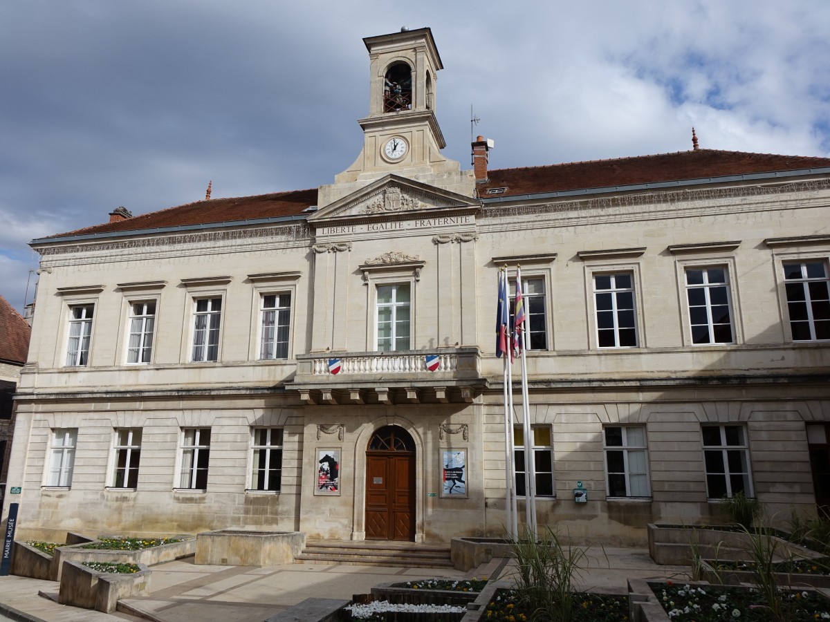 Montbard, Rathaus in der Rue de Liberte (27.10.2015)