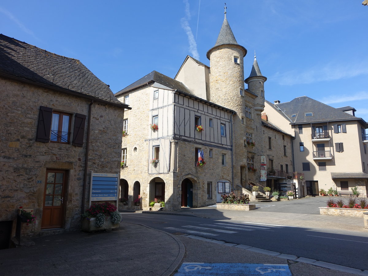 Montbazens, Rathaus am Place de Eglise, erbaut im 16. Jahrhundert (30.07.2018)