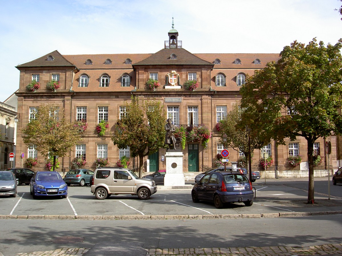 Montbeliard, Rathaus von 1778 und Denkmal fr G. Geuvier am Place Saint Martin (05.10.2014)