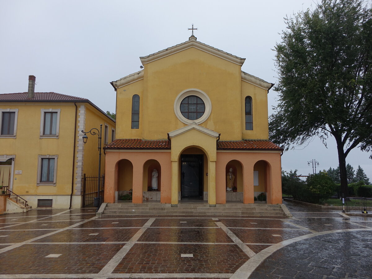 Montecalvo Irpino, Pfarrkirche Santa Maria del Carmine, erbaut im 15. Jahrhundert (25.09.2022)