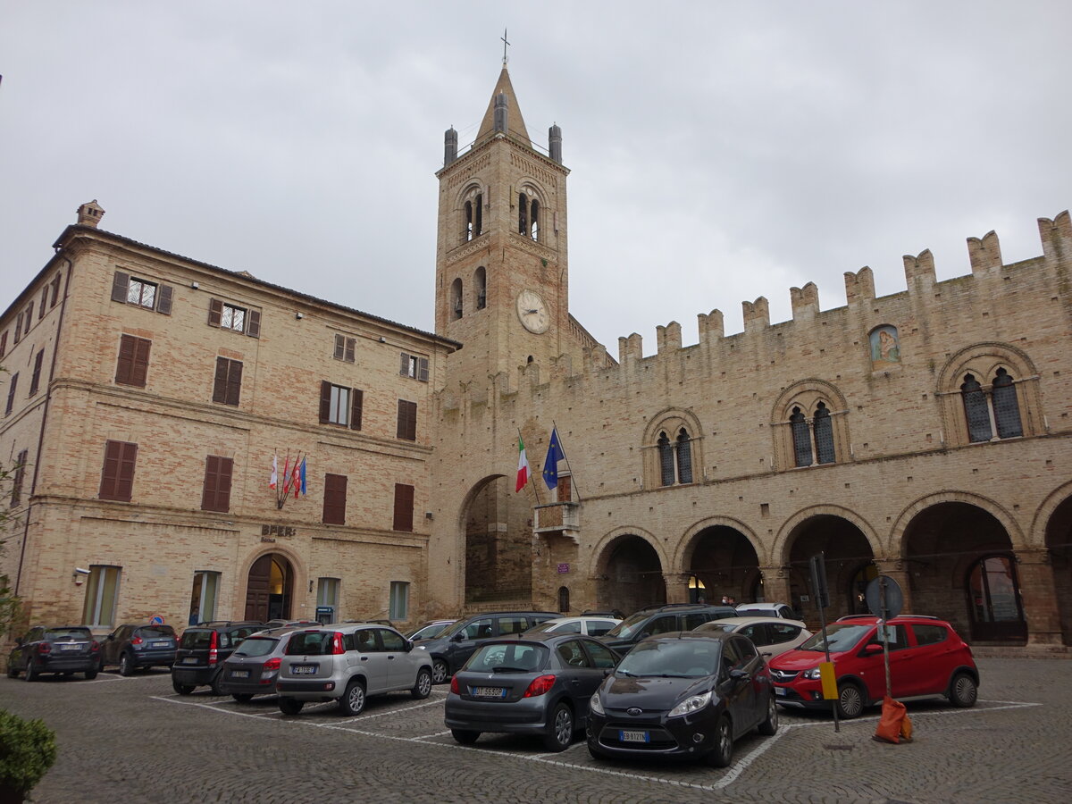 Montecassiano, Rathaus Palazzo dei Priori an der Piazza Giacomo Leopardi (31.03.2022)