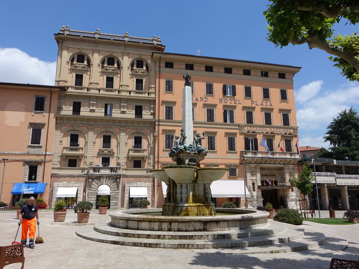 Montecatini Terme, Brunnen vor dem Grand Hotel an der Piazza del Popolo (16.06.2019)
