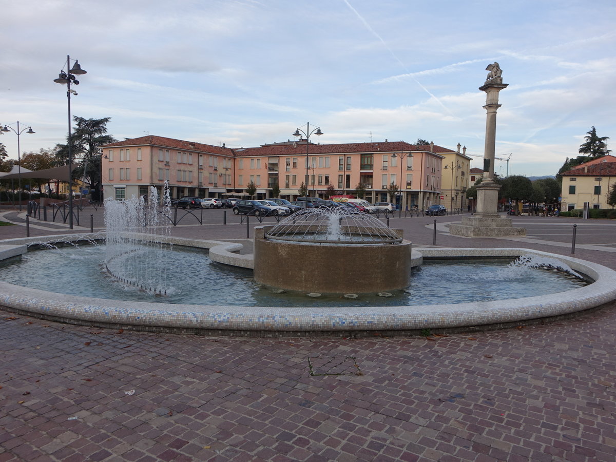 Montecchio Maggiore, Brunnen an der Via Passau vor dem Duomo di San Vitale (28.10.2017)