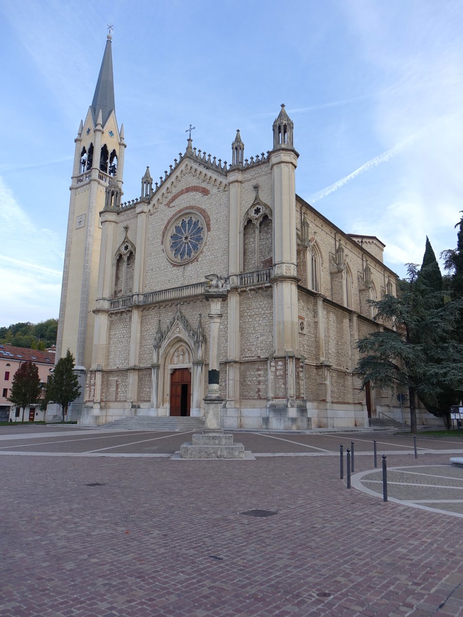 Montecchio Maggiore, neugotische Pfarrkirche San Vitale an der Piazza Marconi, erbaut von 1873 bis 1892 durch  Eugenio Volebele, neuer Glockenturm von 1955 (28.10.2017)
