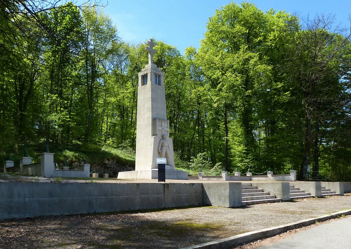 Montecheroux, das Denkmal auf dem Plateau Lomont erinnert an die hier stattgefundenen Kmpfe im II.Weltkrieg, Mai 2017
