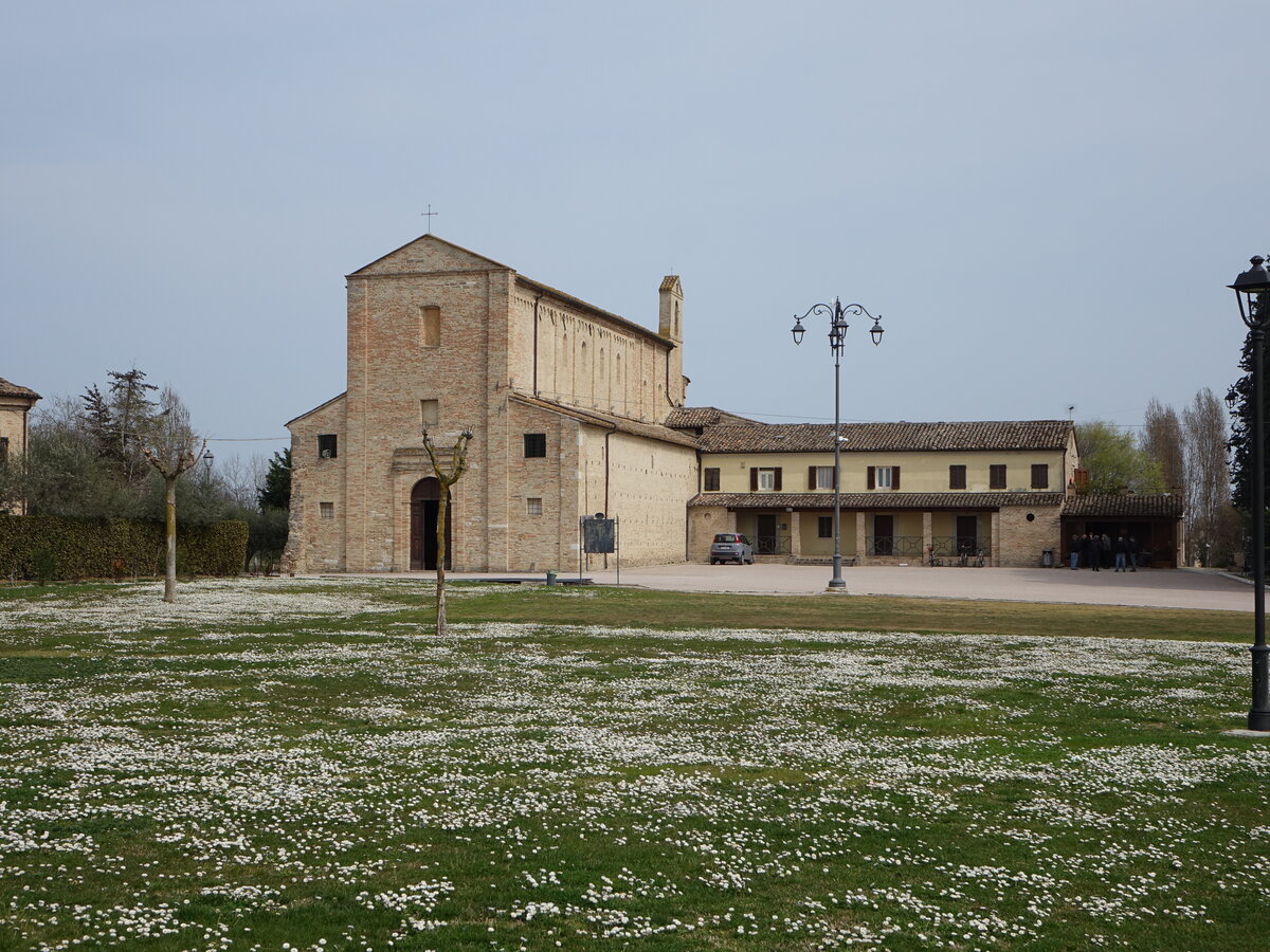 Montecosaro, Basilika Santa Maria die Pie di Chienti, erbaut ab 1125 (29.03.2022)