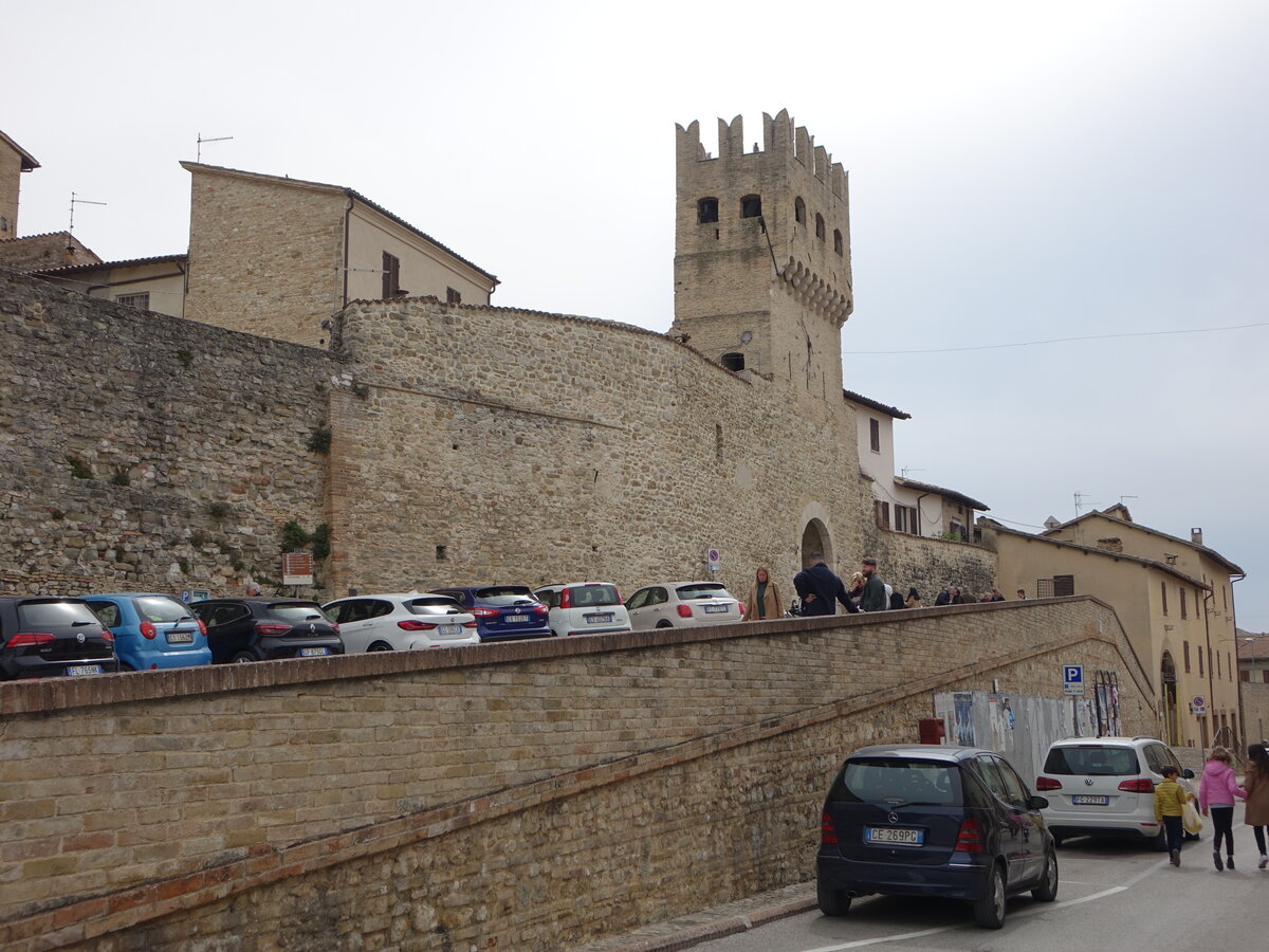 Montefalco, Porta Sant Agostino in der Via IV Novembre (27.03.2022)