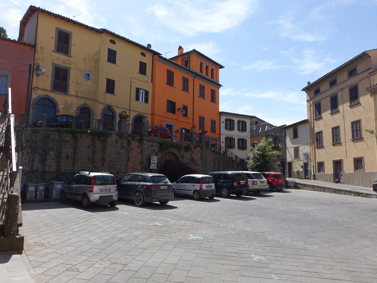 Montefiascone, Gebude an der Piazza Santa Margherita (24.05.2022)