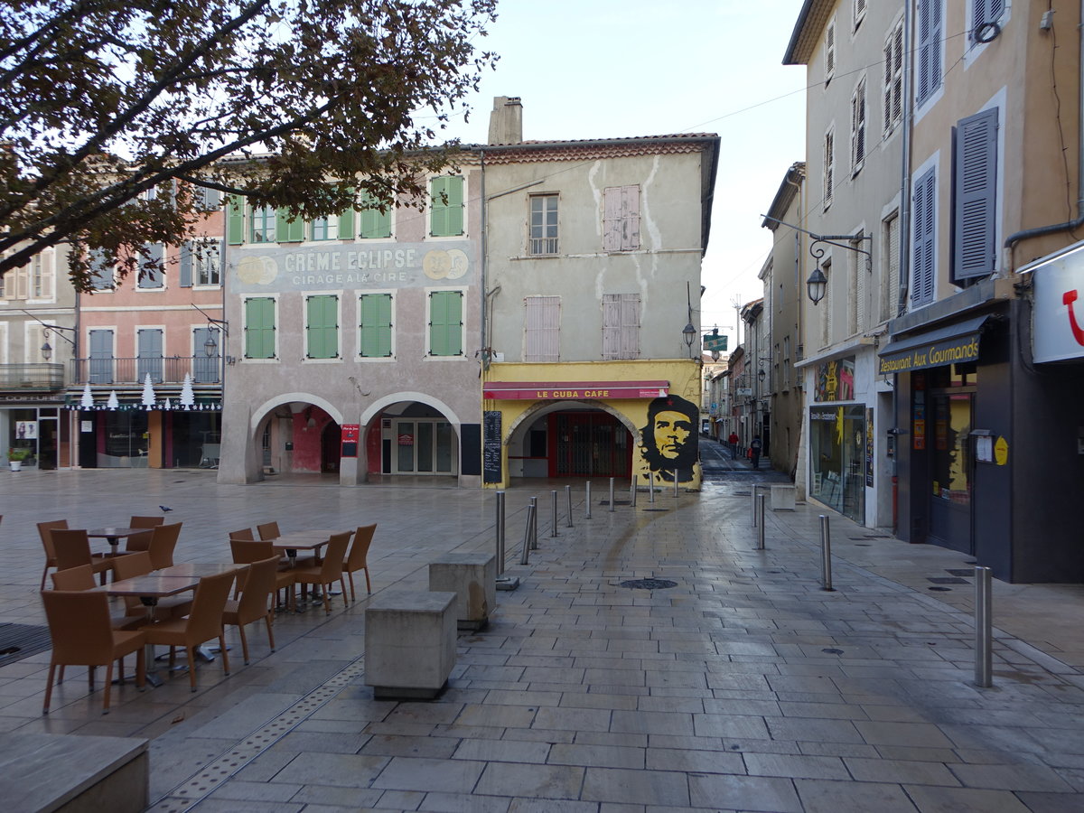 Montelimar, Huser am Place du Marche in der Altstadt (22.09.2017)