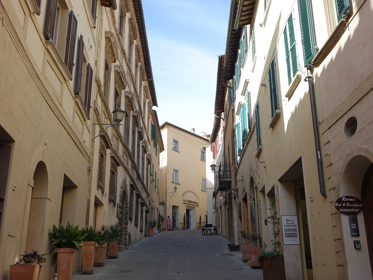 Montepulciano, Huser in der Strae Borgo di Buio (21.05.2022)