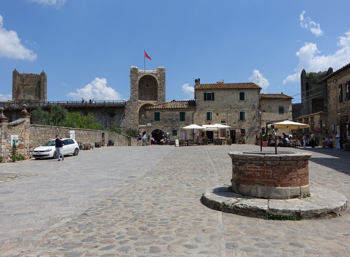Monteriggioni, Brunnen und Wehrtrme an der Piazza Roma (17.06.2019)