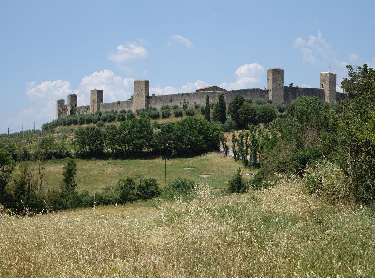 Monteriggioni, mittelalterliche Stadtmauer mit Wehrgang und 14 Trmen (17.06.2019)