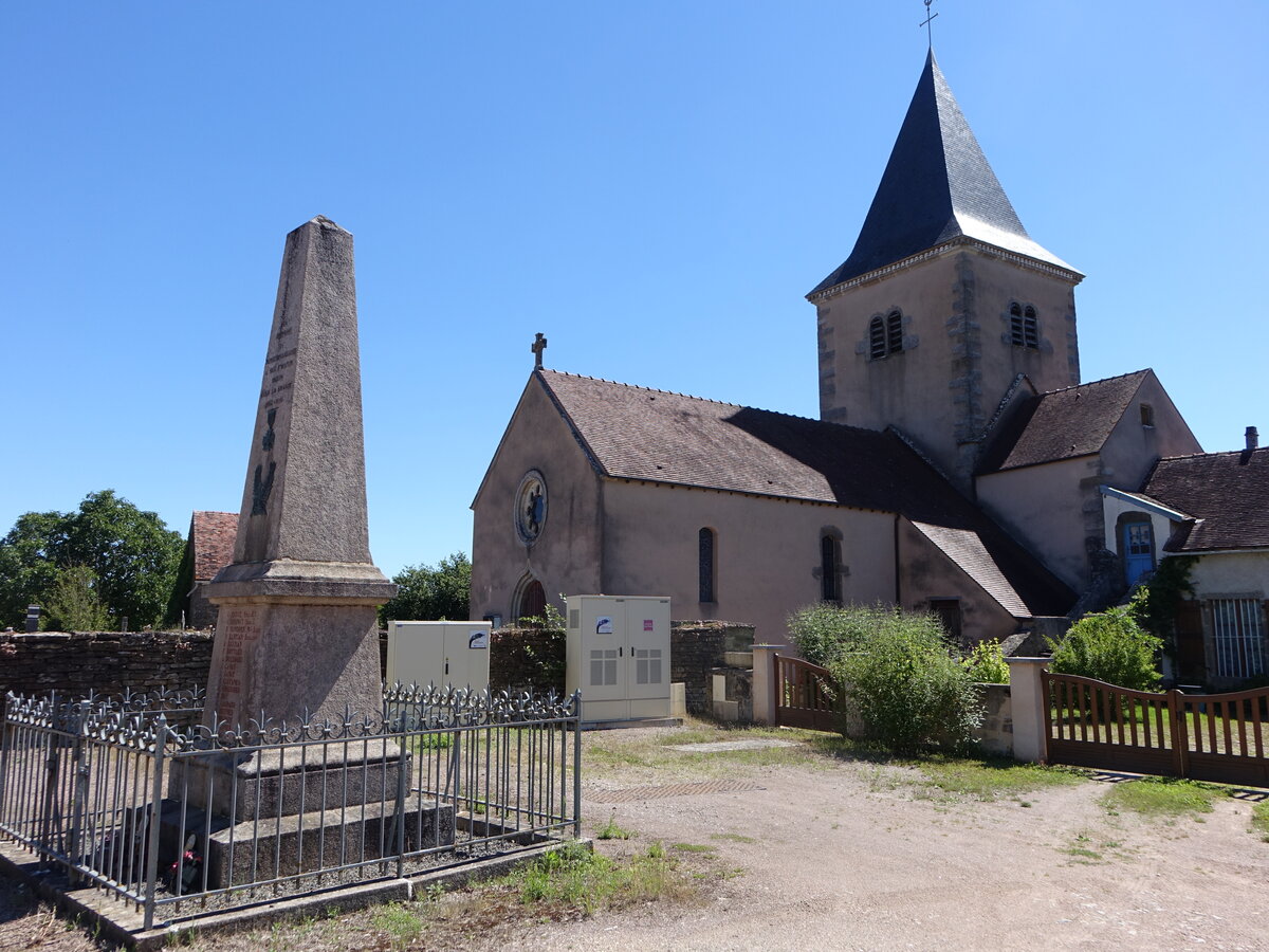 Montlay-en-Auxois, Kriegerdenkmal und Pfarrkirche St. Pierre (02.07.2022)