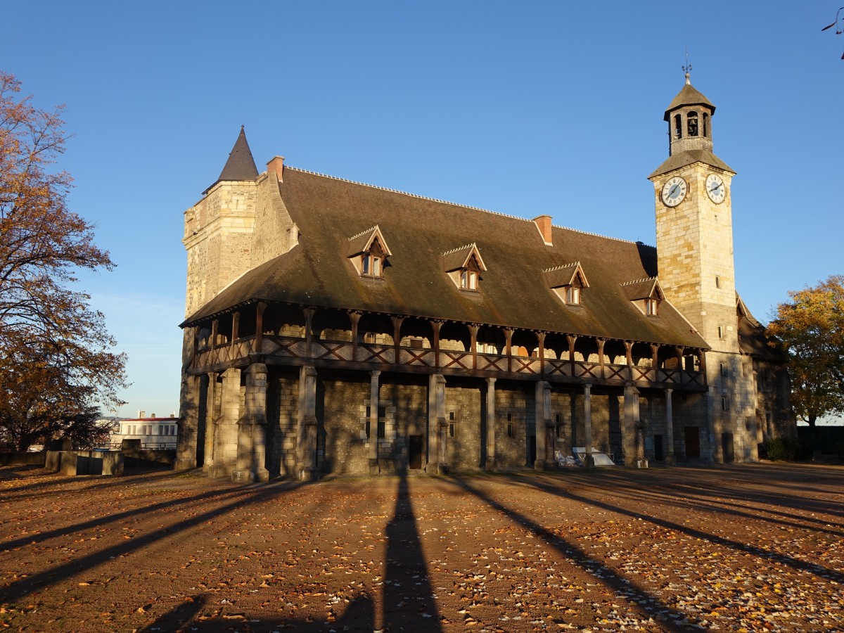 Montlucon, Chteau des Ducs de Bourbon, erbaut ab dem 13. Jahrhundert (31.10.2015)