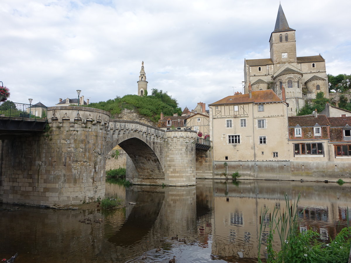 Montmorillon, Brcke ber die Gartempe mit Notre Dame Kirche (09.07.2017)