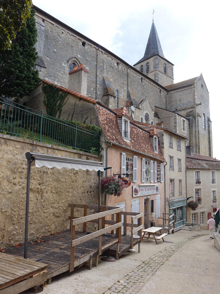 Montmorillon, Kirche Notre-Dame, Chor 11. Jahrhundert, Querschiff und Langhaus erbaut im 13. Jahrhundert (09.07.2017)