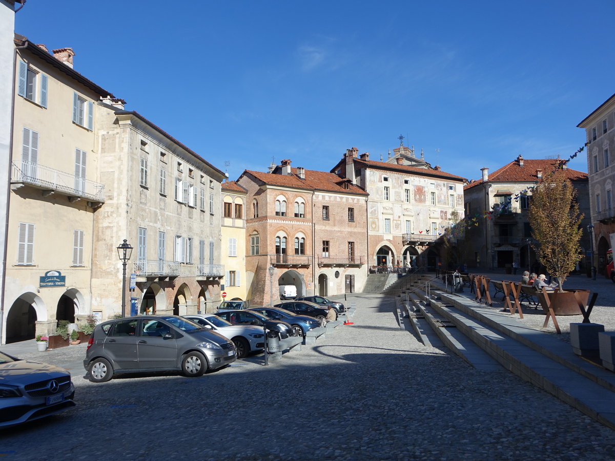 Montovi, historische Gebude an der Piazza Maggiore (03.10.2018)