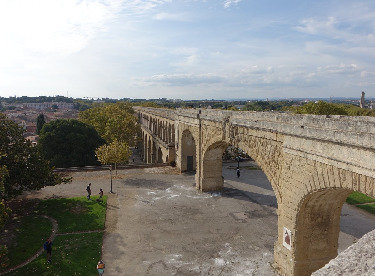 Montpellier, Aqudukt St–Clment, erbaut im 17. Jahrhundert, die Wasserleitung erstreckt sich ber eine Lnge von 800 m durch das Stadtviertel Les Arceaux (28.09.2017)
