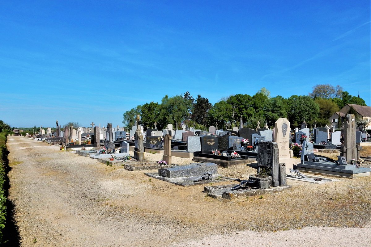 Montret, Friedhof am Siedlungsrand hinter der Kirche Saint-Pierre - 12.04.2017