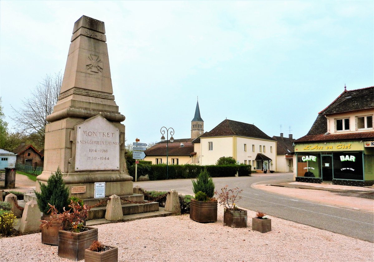 Montret, Kriegerdenkmal. Monument aux Morts:  A SES GLORIEUX ENFANTS 1914-1918    1939-1944  - 06.04.2012