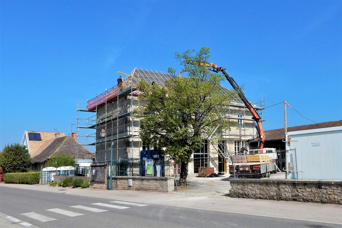 Montret, Route de Saint-Vincent 80, die Mairie wird renoviert. Baujahr 1845, damals noch Friedensrichterhaus und Knabenschule - 11.04.2017