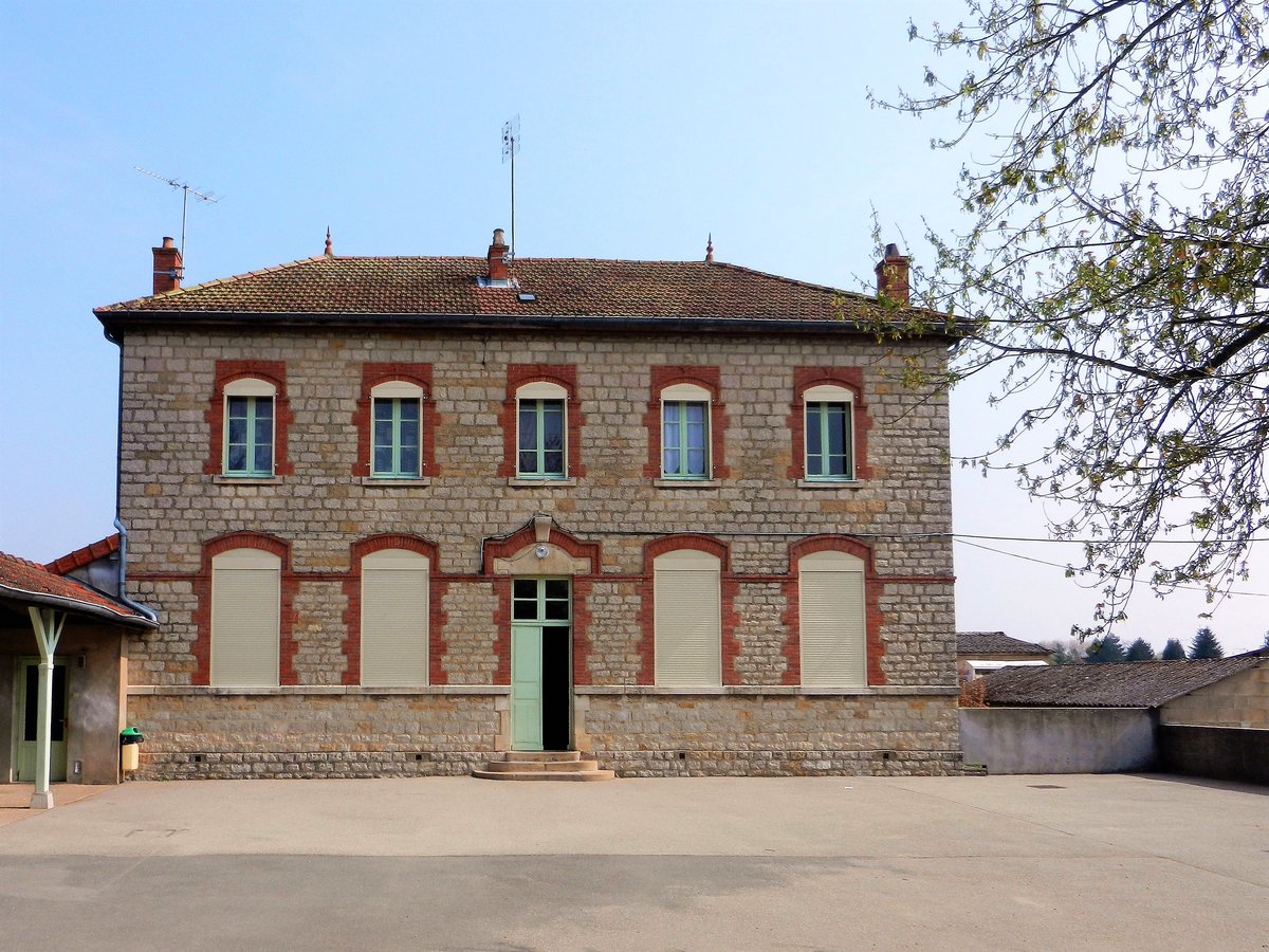 Montret, Schulhaus. Baujahr 1899, damals noch Mdchenschule - 07.04.2012